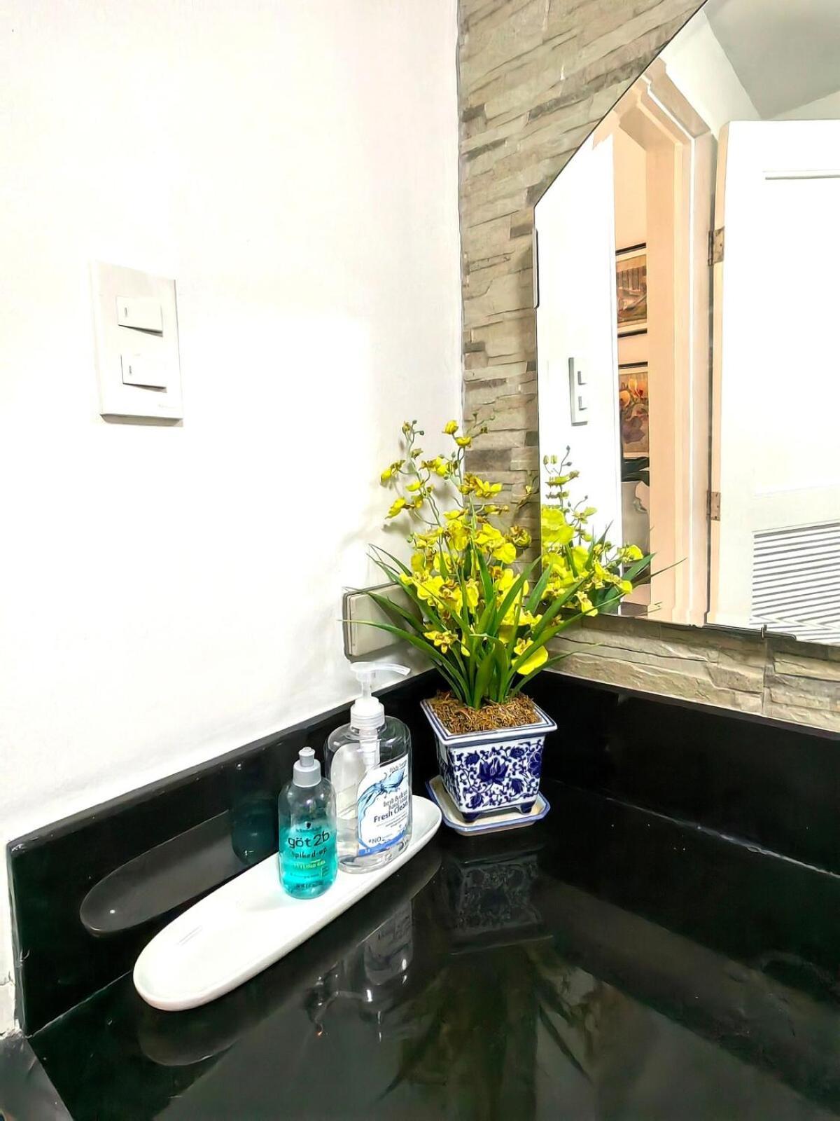 Elegant 2br Flat In Qc With Netflix And Parking!! Apartment *