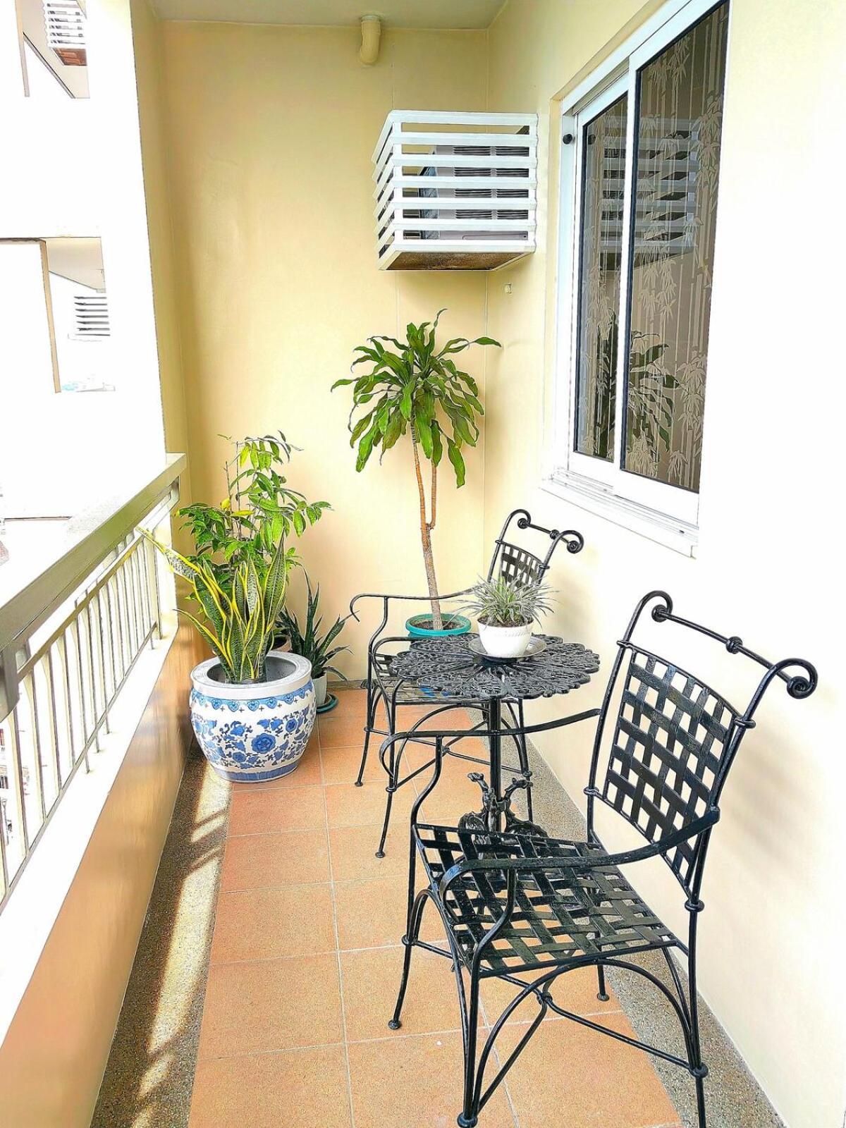 Elegant 2br Flat In Qc With Netflix And Parking!! Apartment