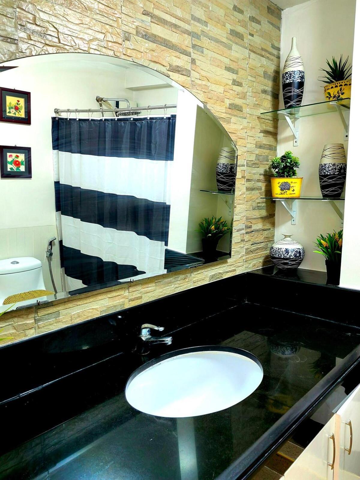 Elegant 2br Flat In Qc With Netflix And Parking!!