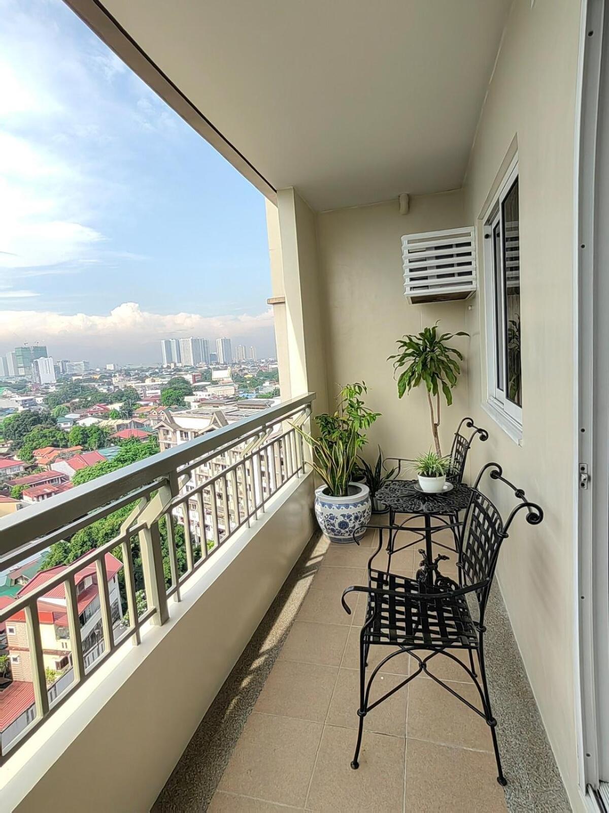 Elegant 2br Flat In Qc With Netflix And Parking!! Apartment